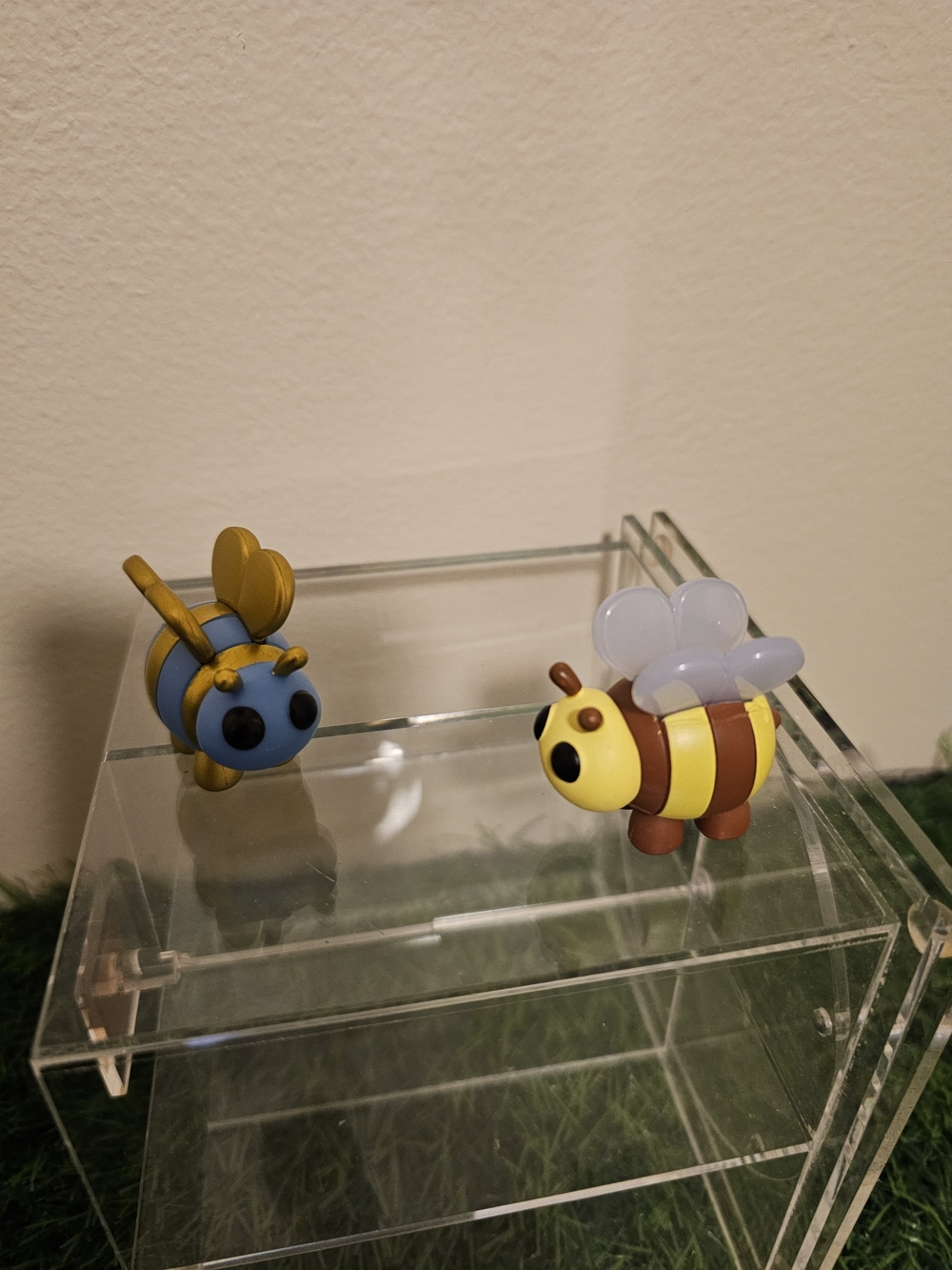 s an Adopt Me! Queen Bee action figures...2 Pcs